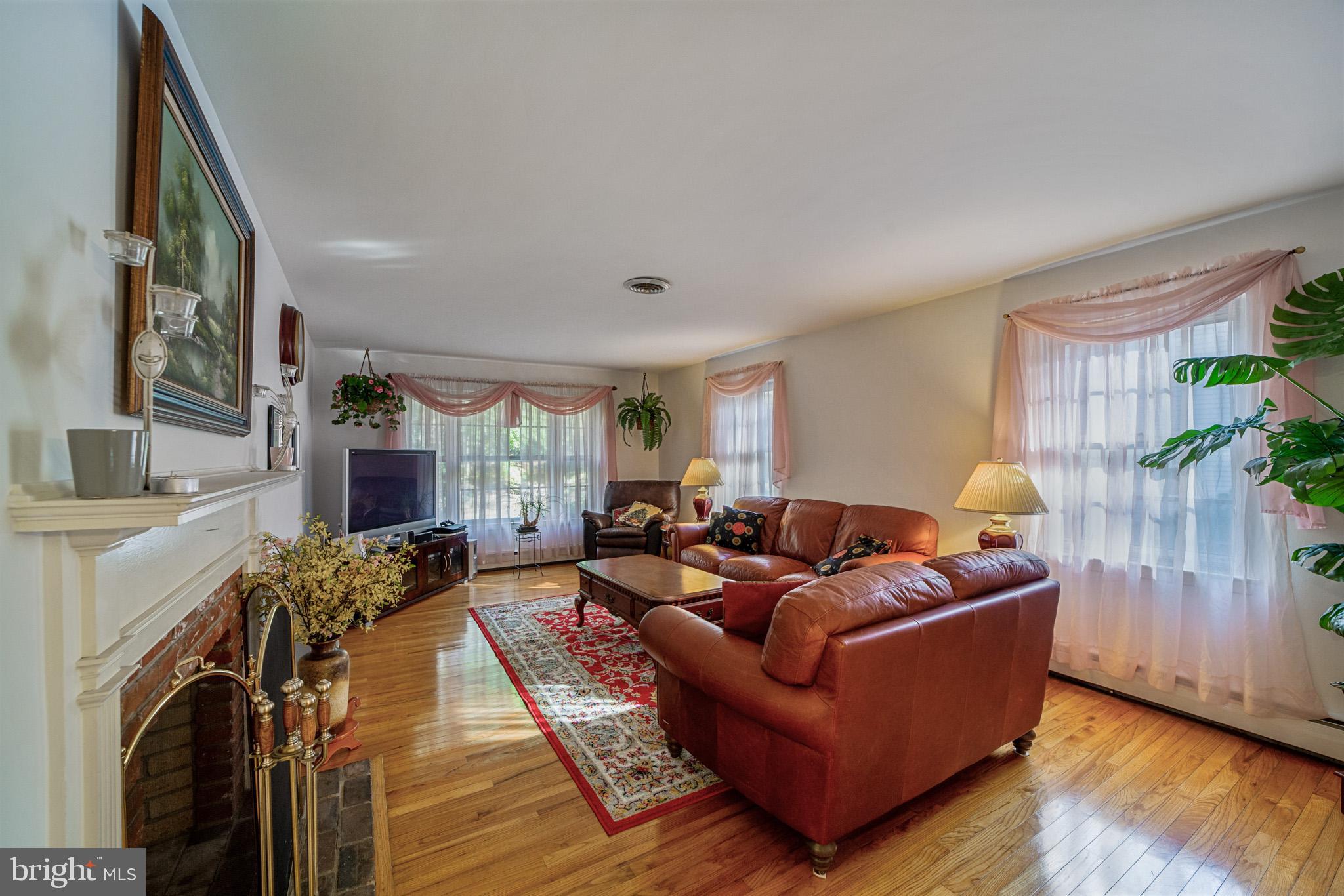 275 Vincent Road Paoli, PA 19301 - Photo 3 of 25 Living Room