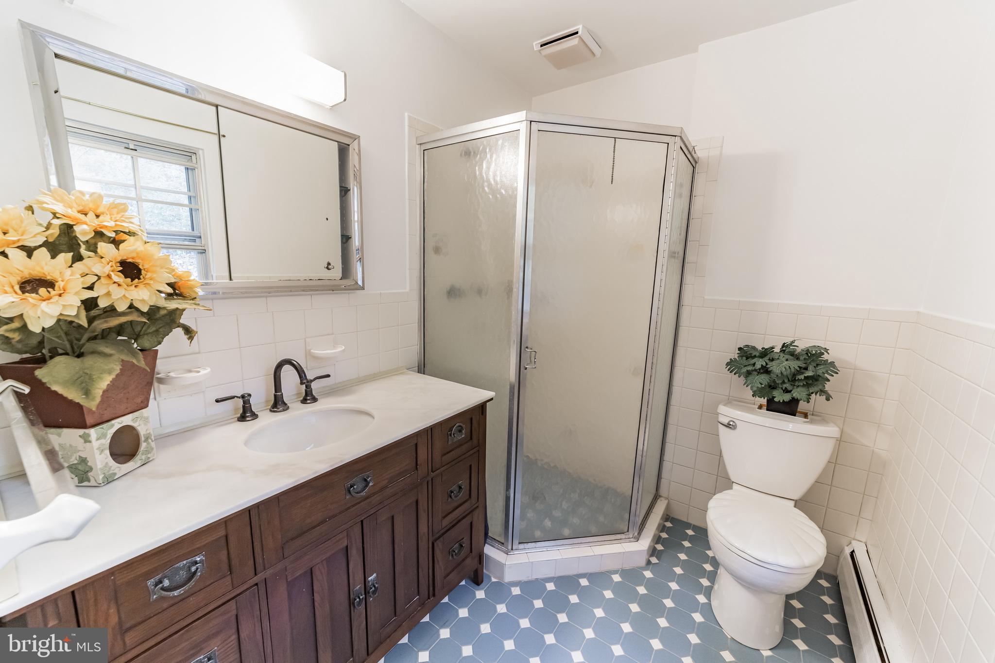 275 Vincent Road Paoli, PA 19301 - Photo 23 of 25 Owners' bath