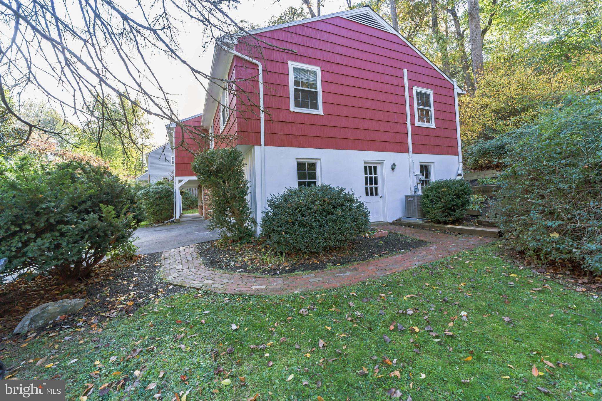 275 Vincent Road Paoli, PA 19301 - Photo 10 of 25 Side yard