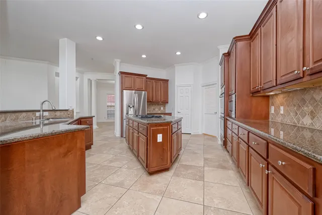 a view of entryway with kitchen