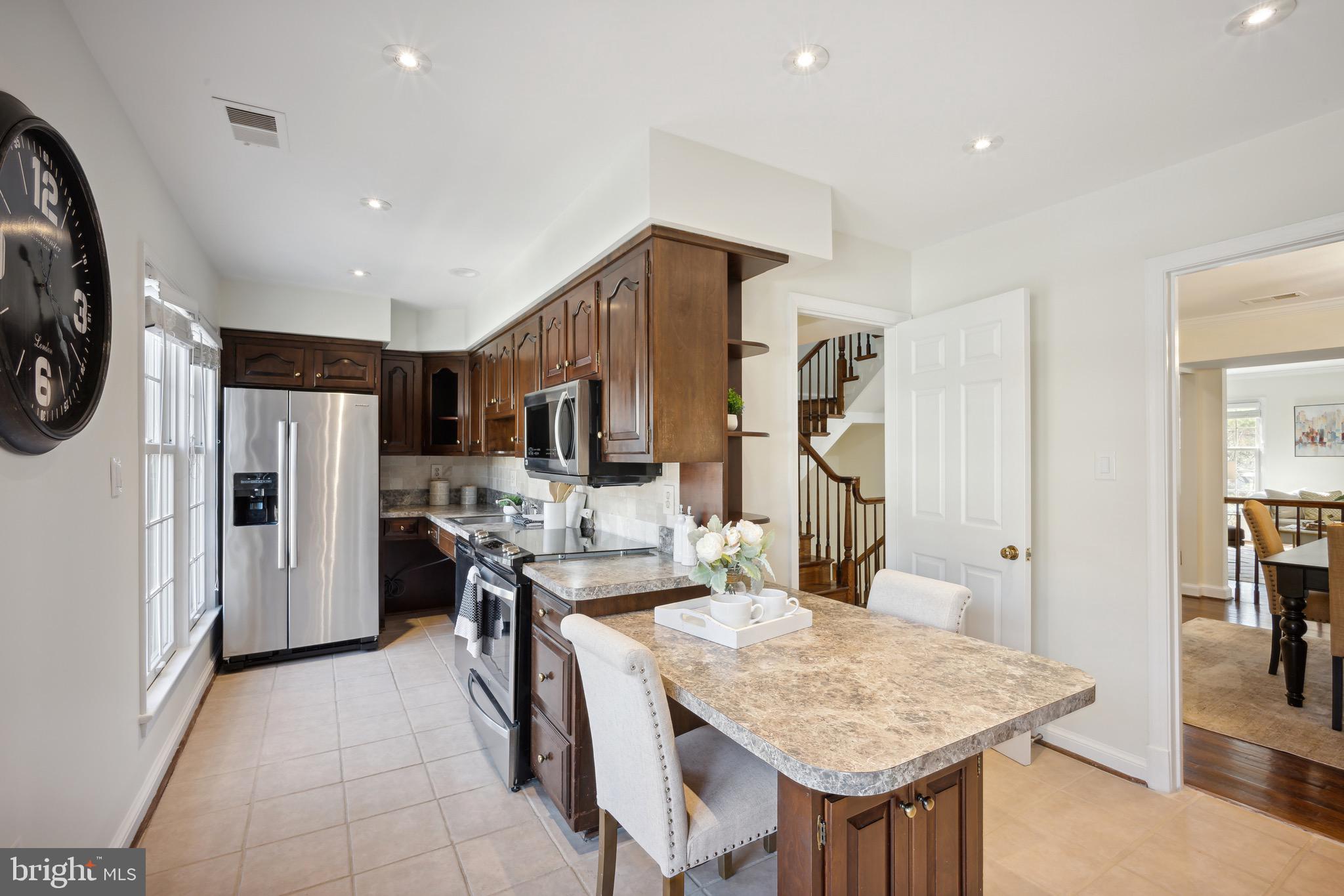 2334 South Rolfe Street Arlington, VA 22202 - Photo 19 of 35 Kitchen