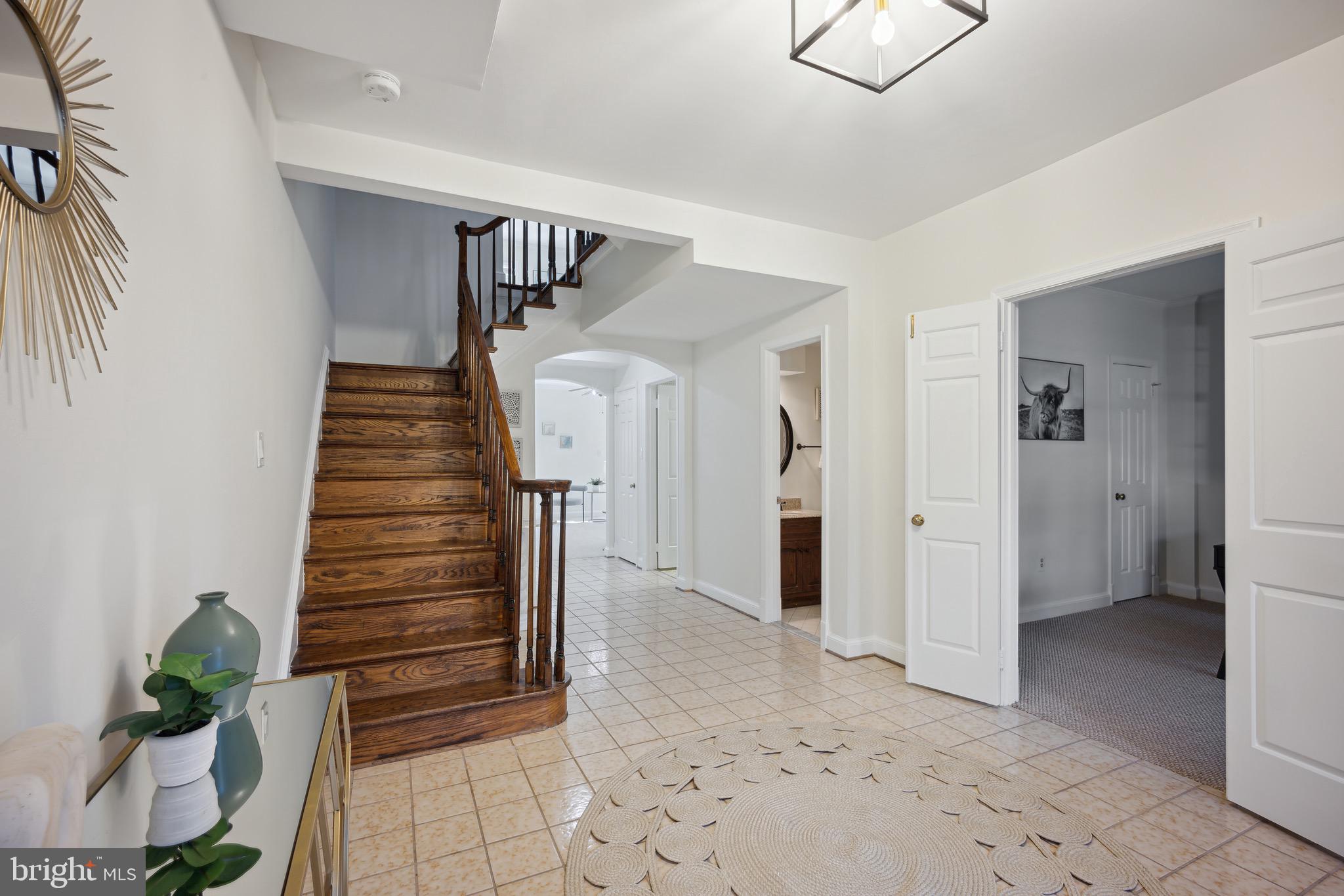 2334 South Rolfe Street Arlington, VA 22202 - Photo 4 of 35 Foyer
