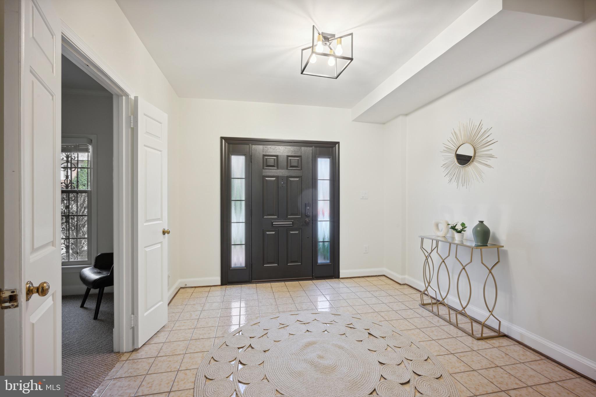 2334 South Rolfe Street Arlington, VA 22202 - Photo 5 of 35 Foyer