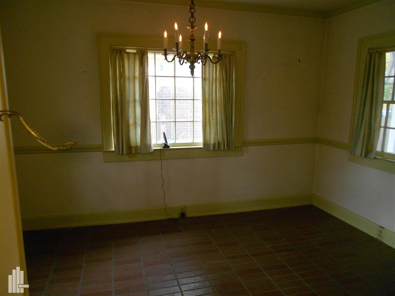 903 North Main Street Rochester, MI 48307 - Photo 15 of 32 Breakfast Nook off kitche