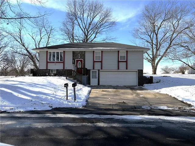 $269,000 | 316 Gregory Drive, Gower, MO 64454