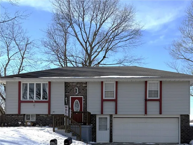 $269,000 | 316 Gregory Drive, Gower, MO 64454