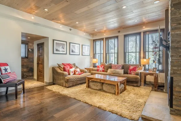 $839,000 | 877 Par Court, Unit 877, Mammoth Lakes, CA 93546