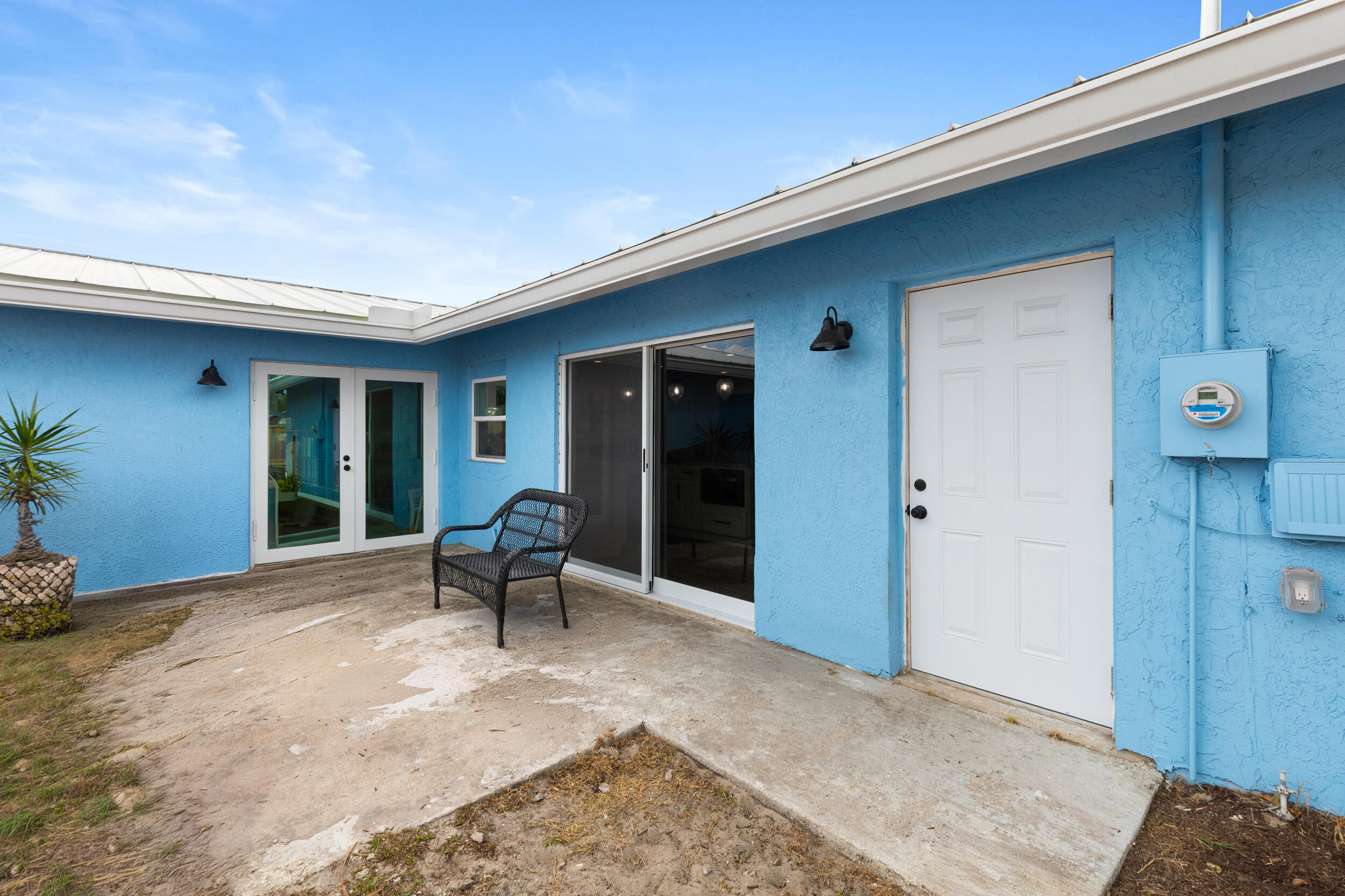 5783 Southeast Mercedes Avenue Stuart, FL 34997 - Photo 33 of 41 Back patio