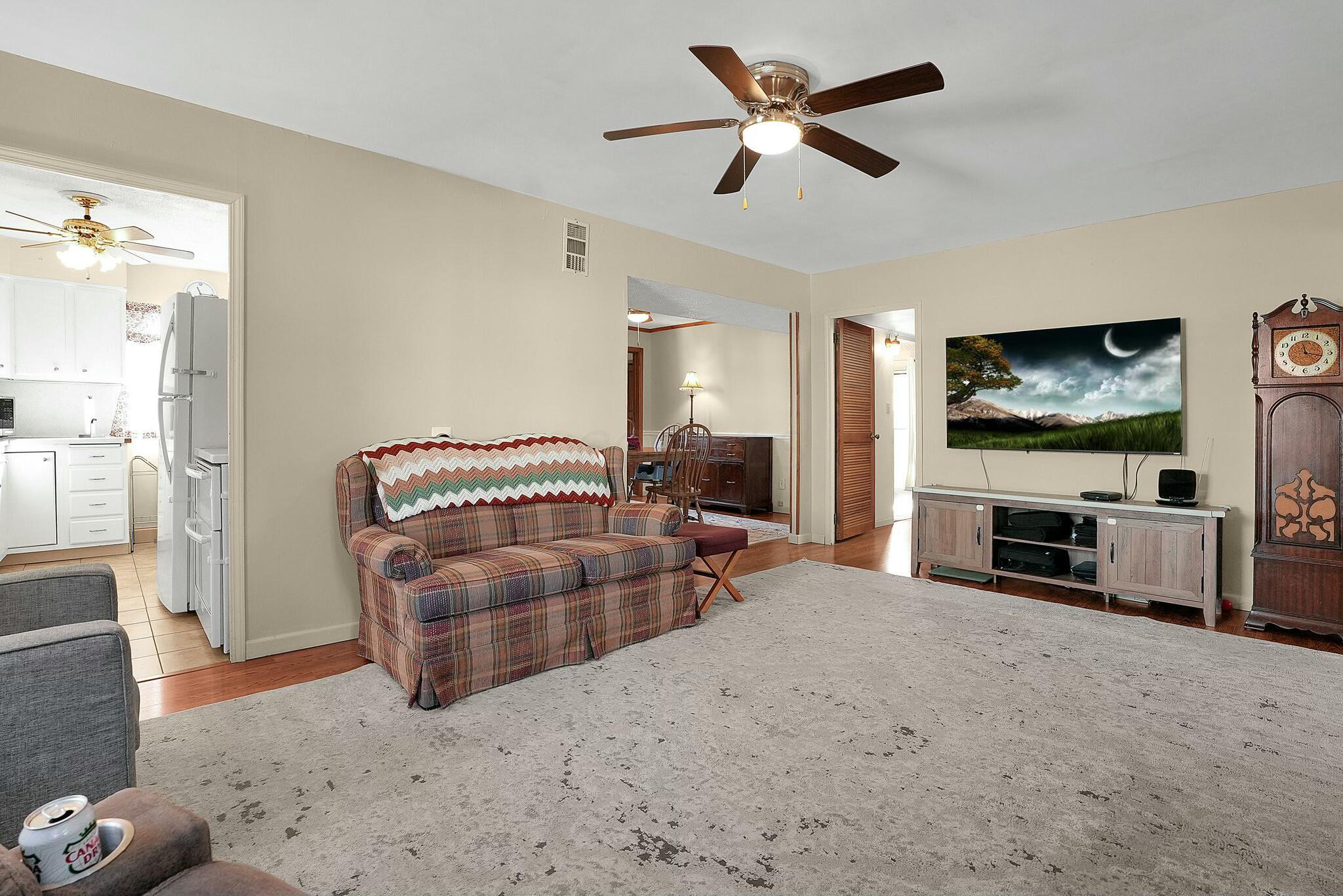 378 South Hampton Road Columbus, OH 43213 - Photo 5 of 30 tempImagehI98S1