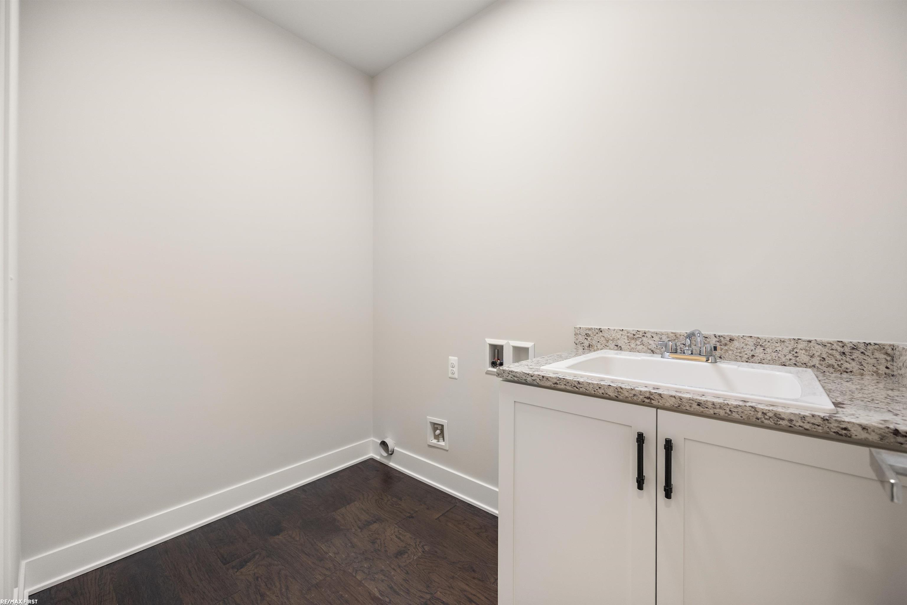 2547 Weaverton Rochester, MI 48307 - Photo 26 of 31 50130197-1280b5fb-aa1a-470a-a167-1b7e1a8229d0.JPG
