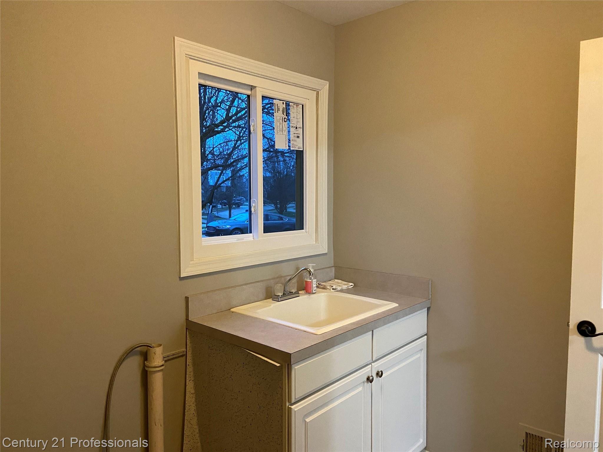 6696 Fox Hills Road Canton, MI 48187 - Photo 14 of 24 211217FoxHillsLaundry.jpg