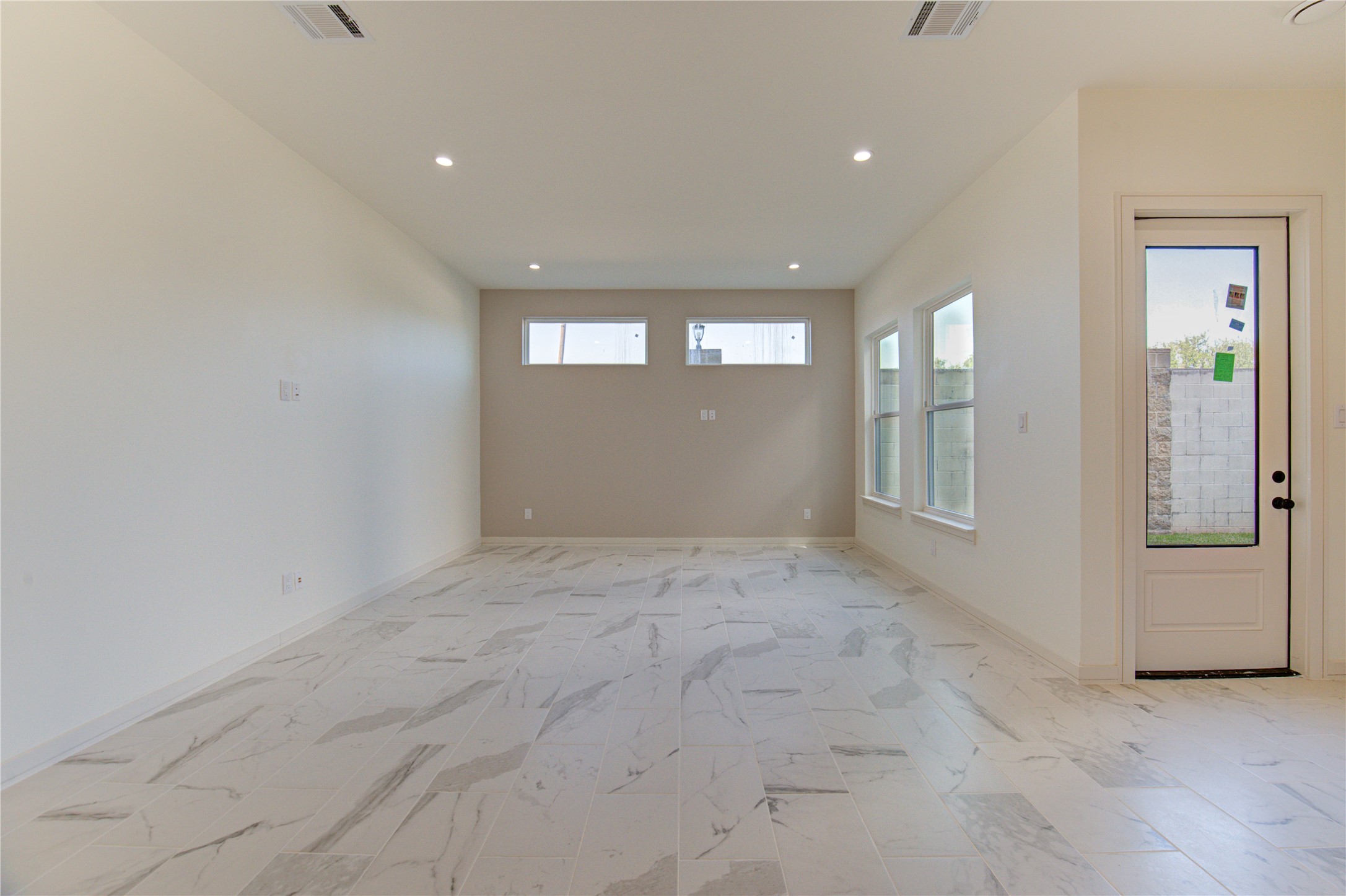 2930 El Fenice Lane Houston, TX 77057 - Photo 14 of 37 a view of an empty room and window