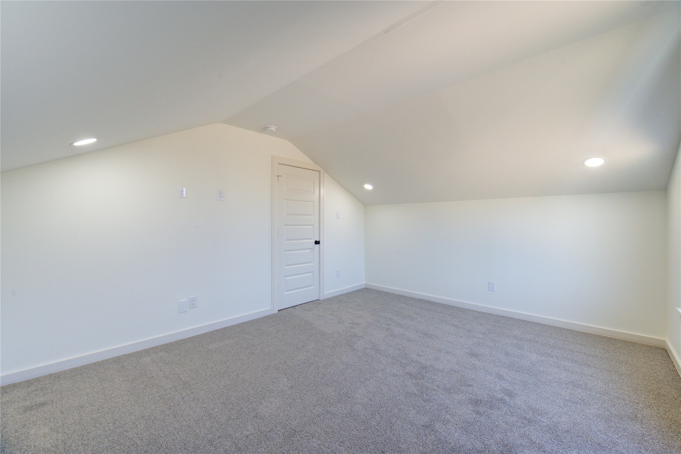 2930 El Fenice Lane Houston, TX 77057 - Photo 19 of 37 an empty room with an entryway