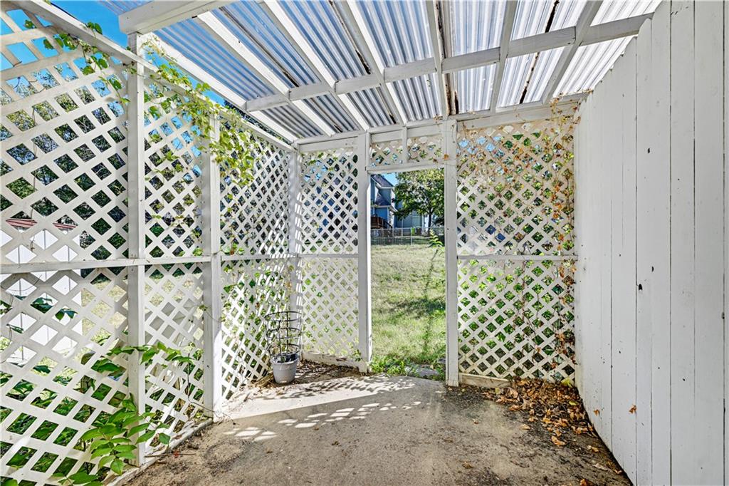 909 Mission Road Harrisonville, MO 64701 - Photo 4 of 23