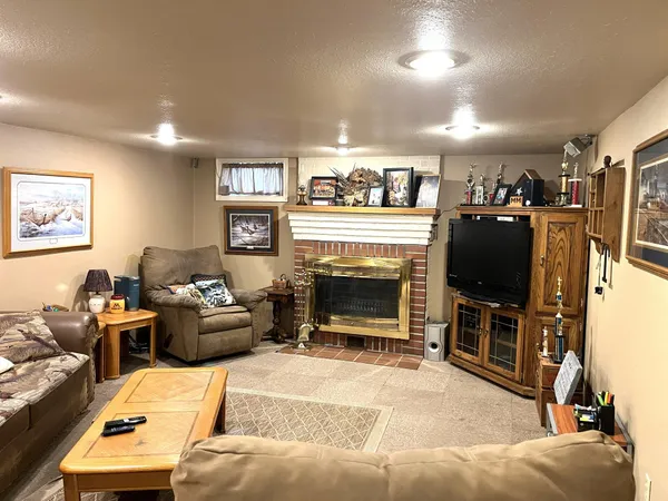 $194,900 | 864 Redwood Drive, Fairmont, MN 56031