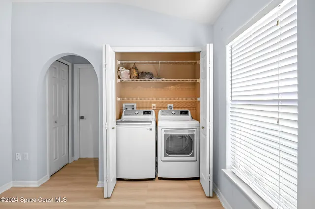 a view of entryway with washer and dryer
