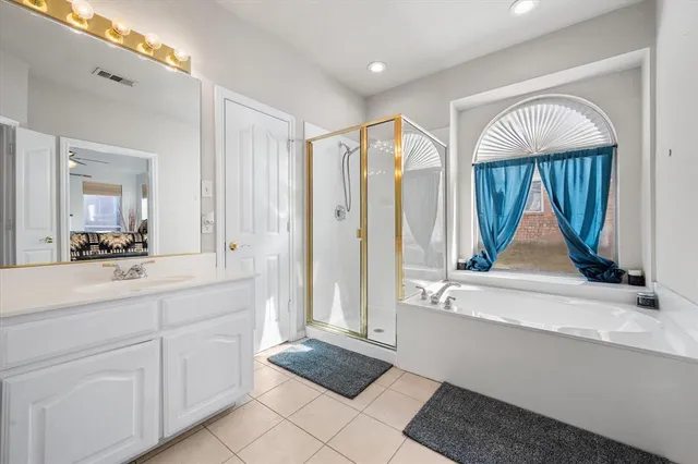 a en suite bathroom with a double vanity sink and a mirror