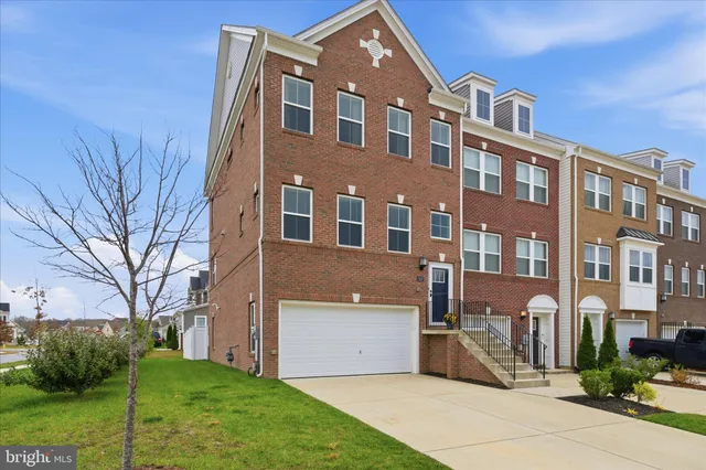 a view of a house with backyard and porch