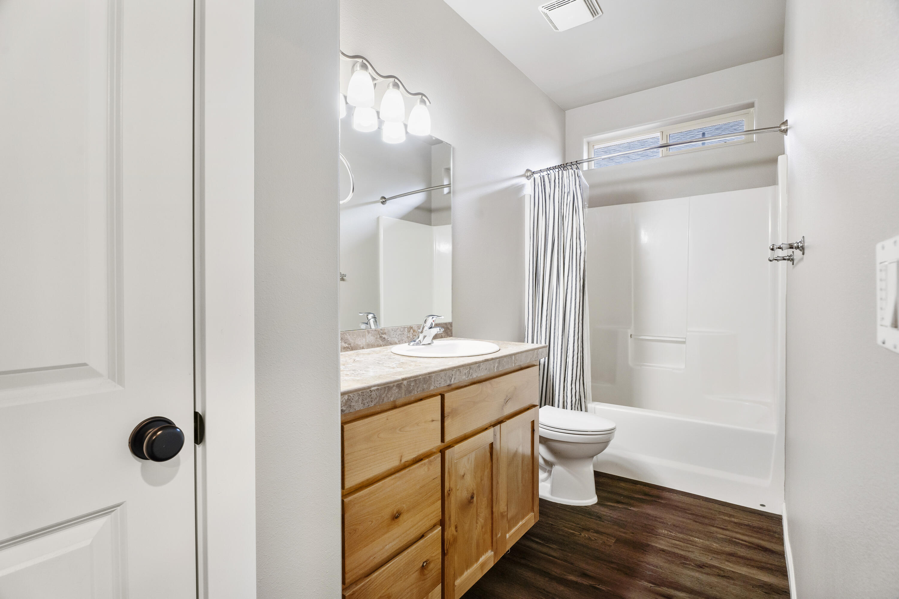 3167 Yellow Ribbon Drive Bend, OR 97701 - Photo 10 of 38 11-Guest Bath