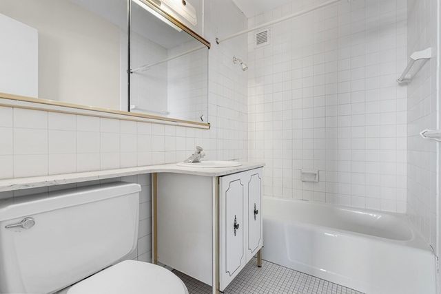 $575,000 | 85 East India Row, Unit 4H, Boston, MA 02110