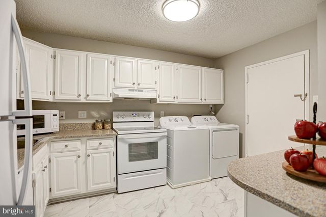 $401,000 | 1800 Old Meadow Road, Unit 803, McLean, VA 22102