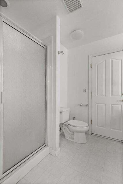 16840 Hawthorne Avenue Anderson, CA 96007 - Photo 18 of 37 a bathroom with a toilet a sink and shower