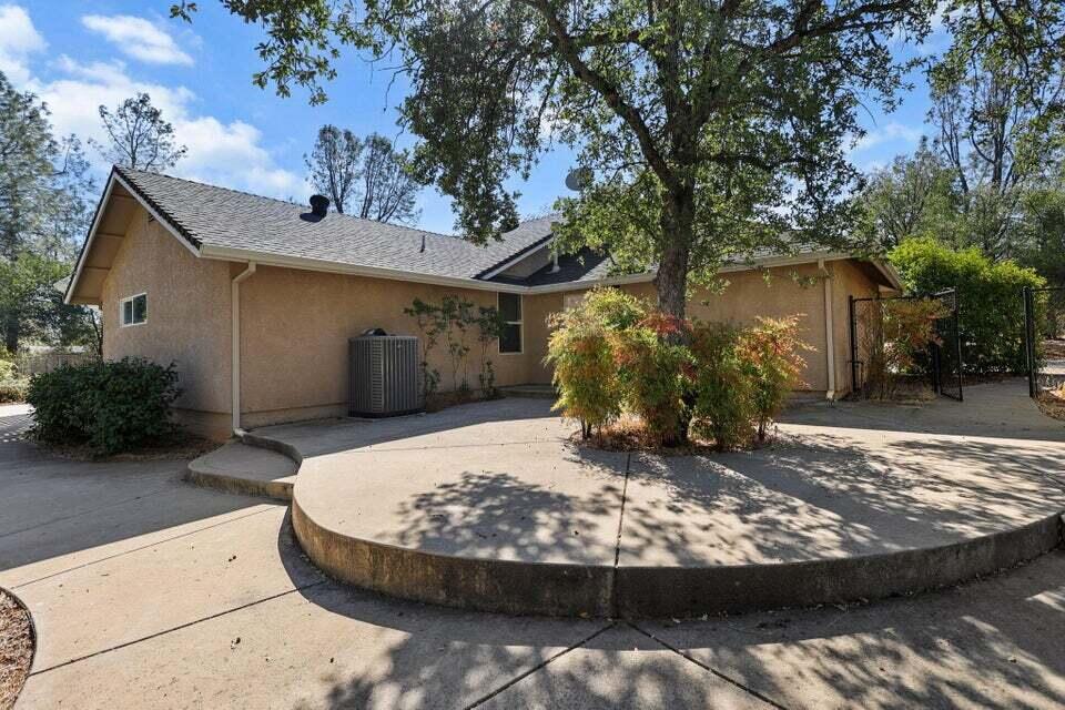 16840 Hawthorne Avenue Anderson, CA 96007 - Photo 26 of 37 a view of a backyard with a large tree