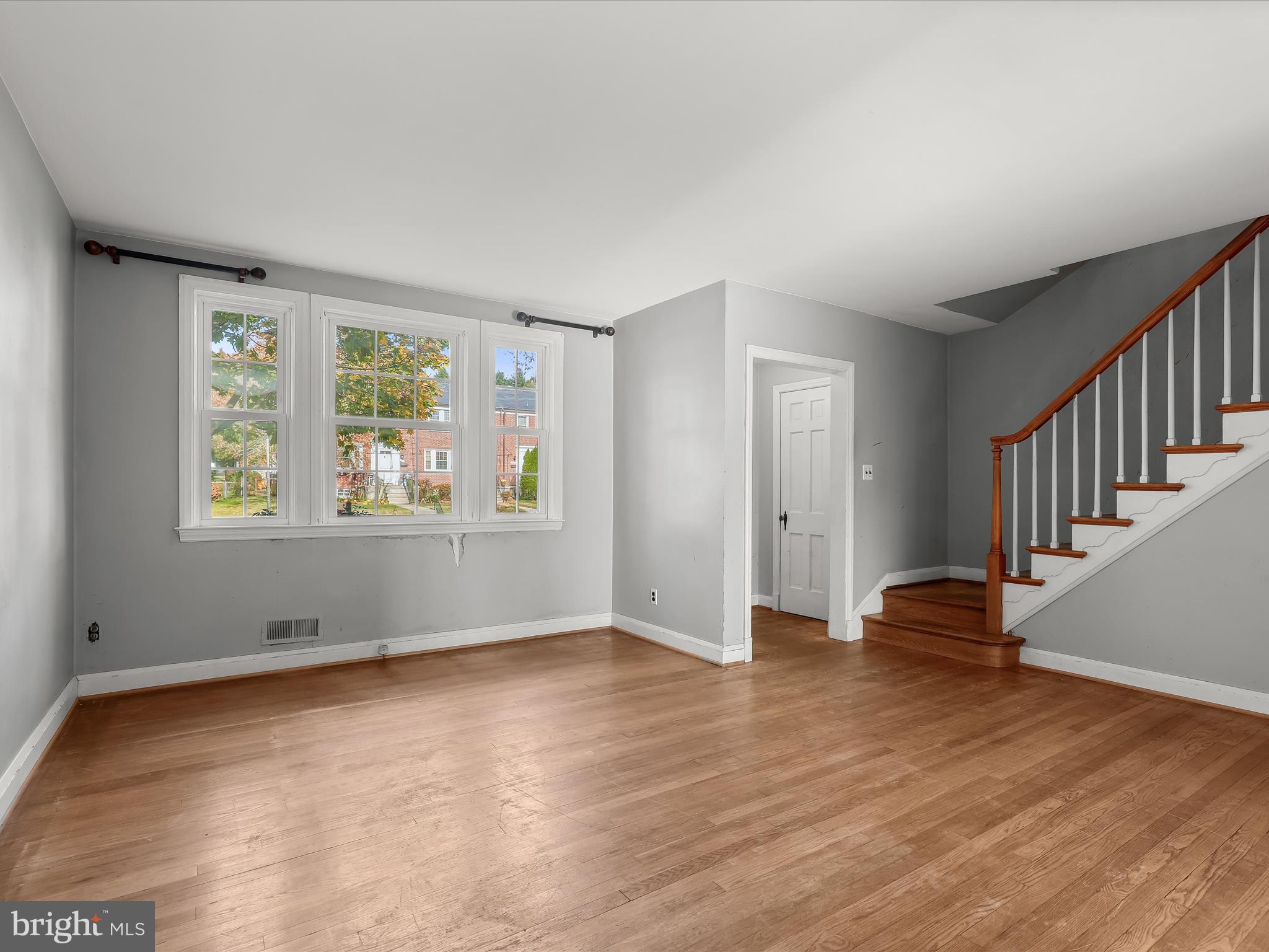 415 Greenlow Road Catonsville, MD 21228 - Photo 3 of 28 Living Room