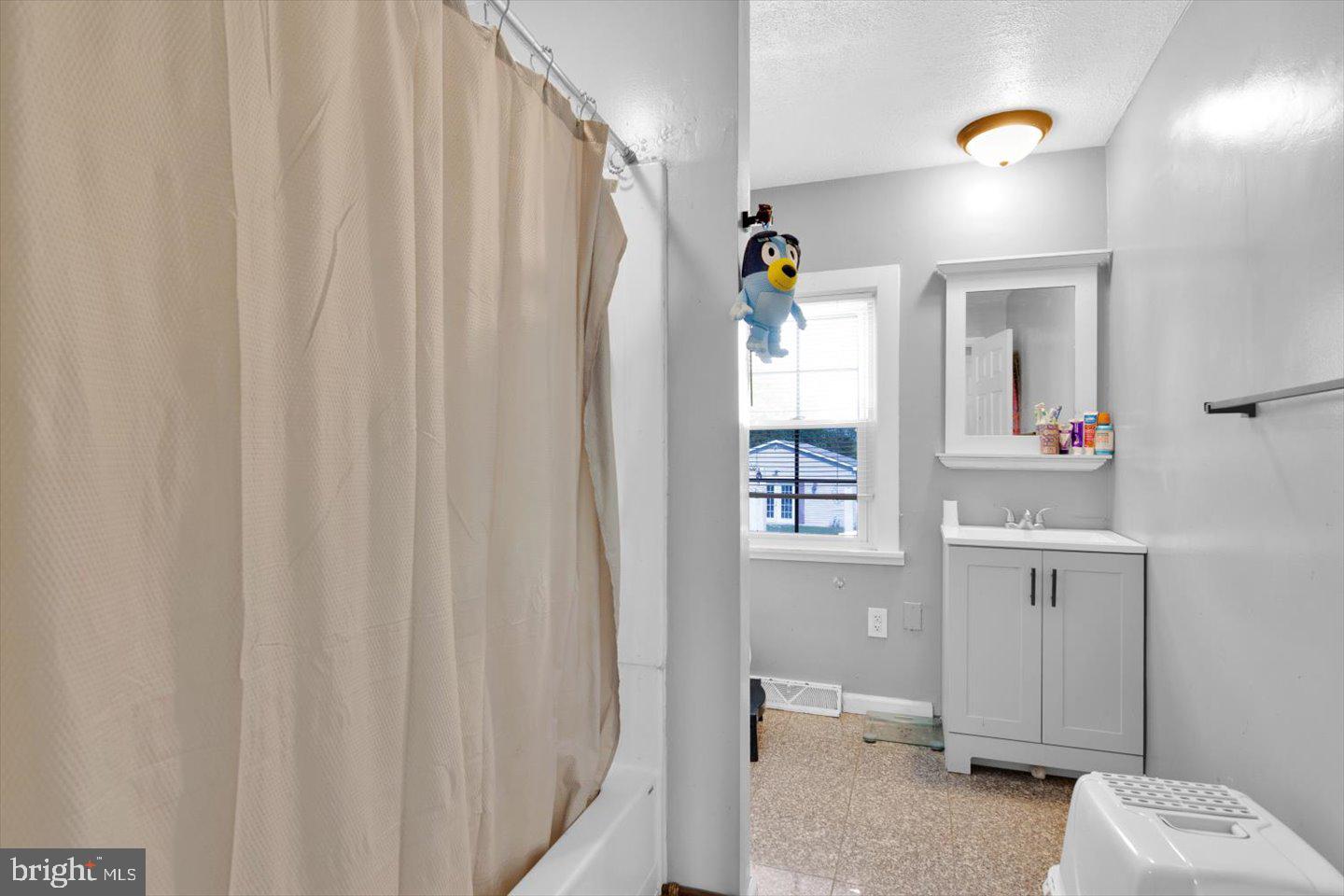 370 South Hook Road Pennsville, NJ 08070 - Photo 21 of 31 Bright and inviting bathroom space.