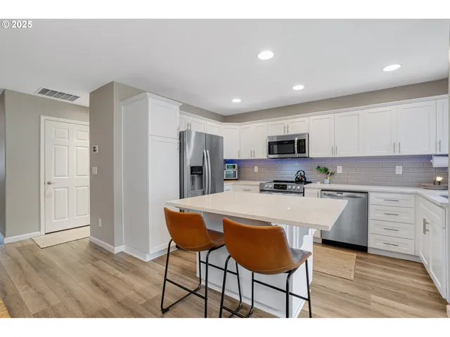 $400,000 | 22040 Southwest Grahams Ferry Road, Unit B, Tualatin, OR 97062