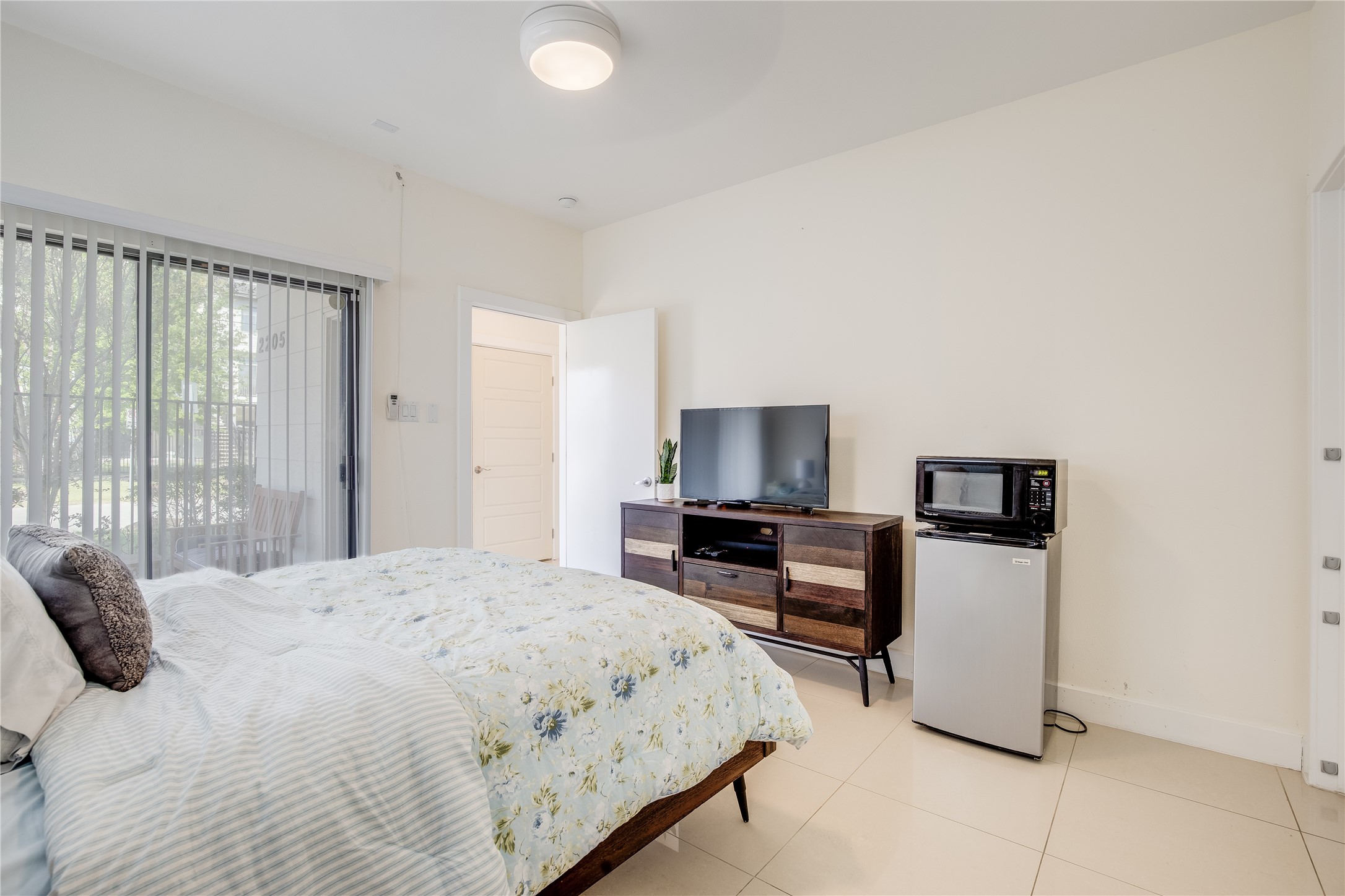 2205 Bastrop Street Houston, TX 77003 - Photo 21 of 31 a bedroom with a bed and a television