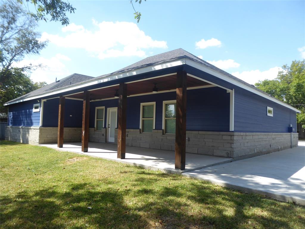 230 Third Street Wilmer, TX 75172 - Photo 27 of 40 a backyard of a house