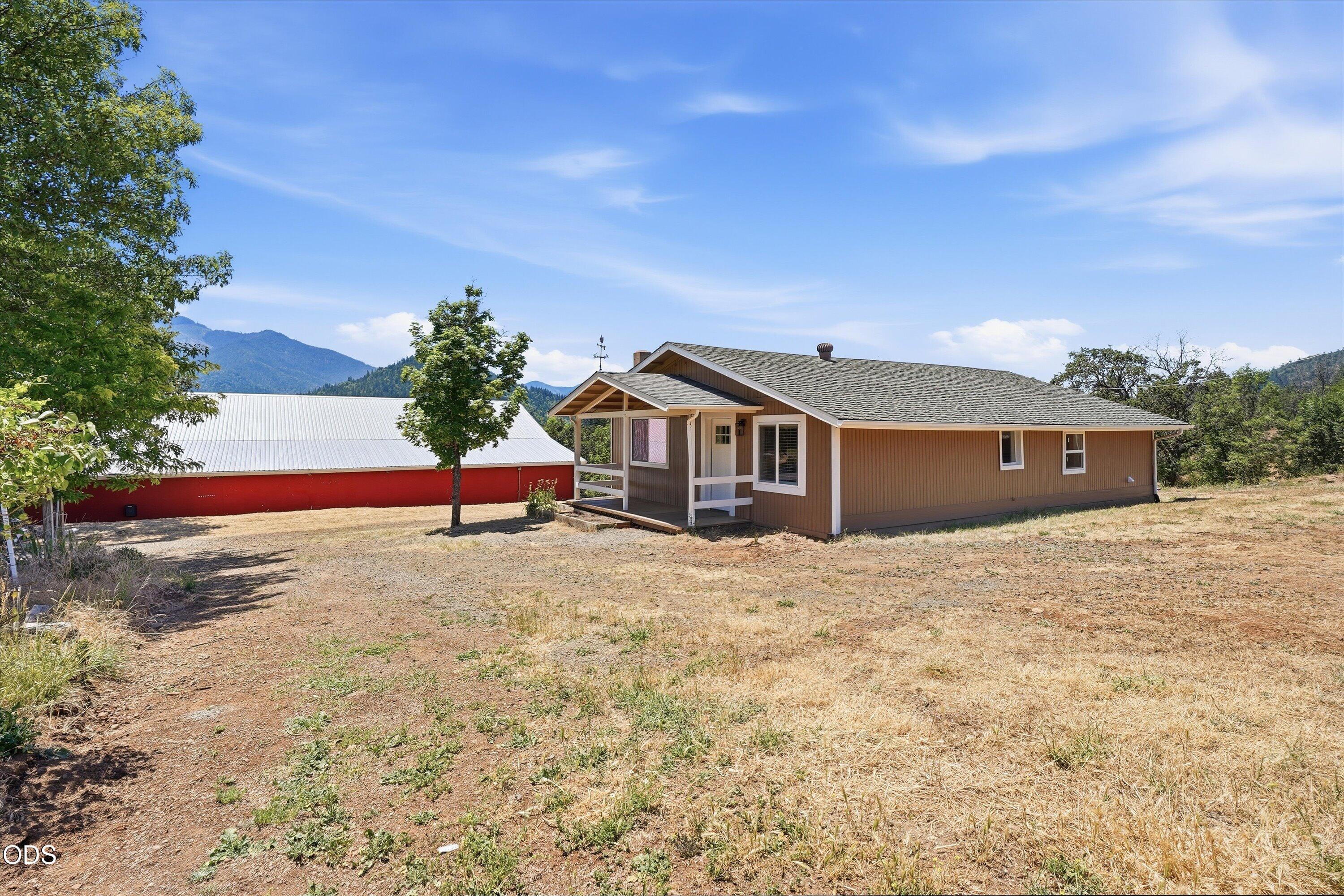 8960 North Applegate Road Grants Pass, OR 97527 - Photo 2 of 37