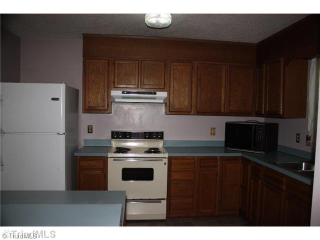 5501 Salem View Road Pfafftown, NC 27040 - Photo 7 of 13 Kitchen.