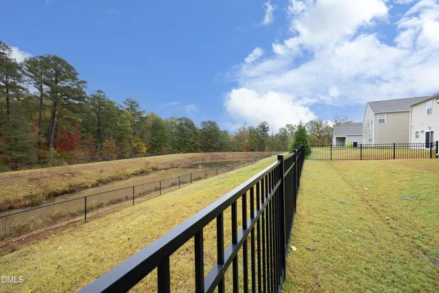 a view of a yard with an house