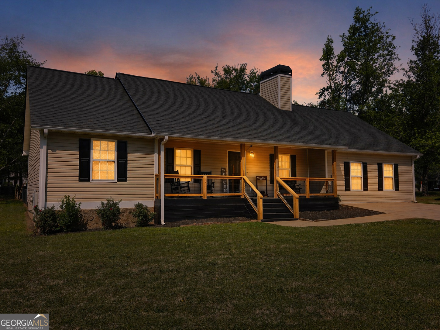 a view of a house with backyard