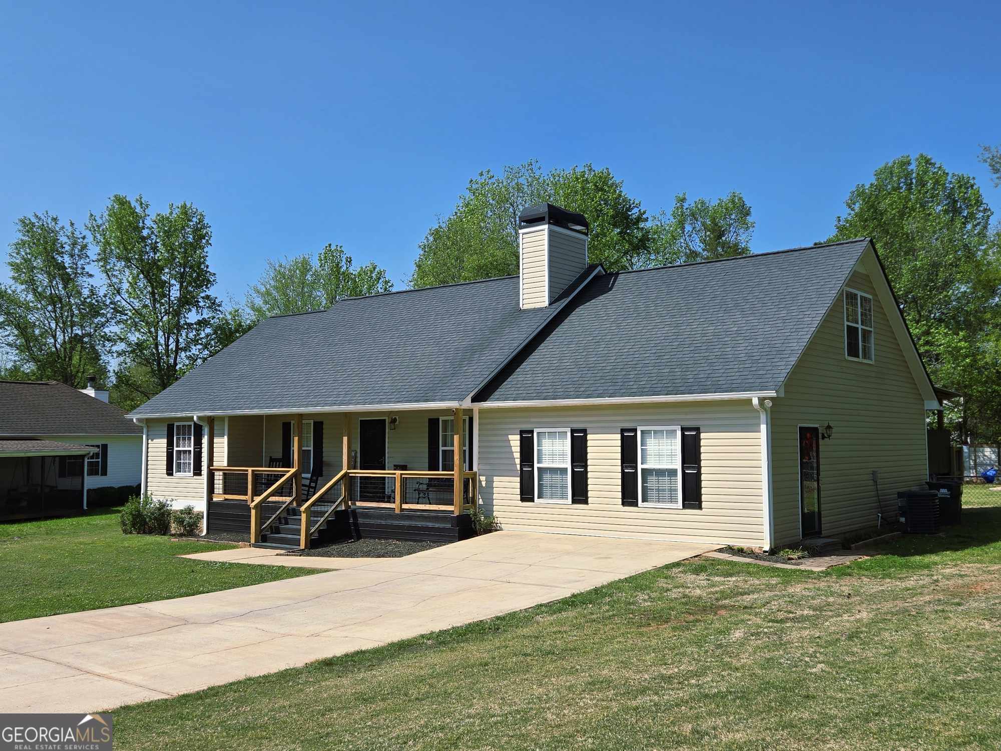 10 Shannons Lane Comer, GA 30629 - Photo 4 of 50 front view of a house with a yard