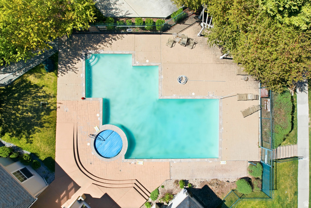 900 Bitner Road, Unit P20 Park City, UT 84098 - Photo 31 of 42 Expansive outdoor pool area featuring a large, irregular-shaped swimming pool and a circular spa with a cover