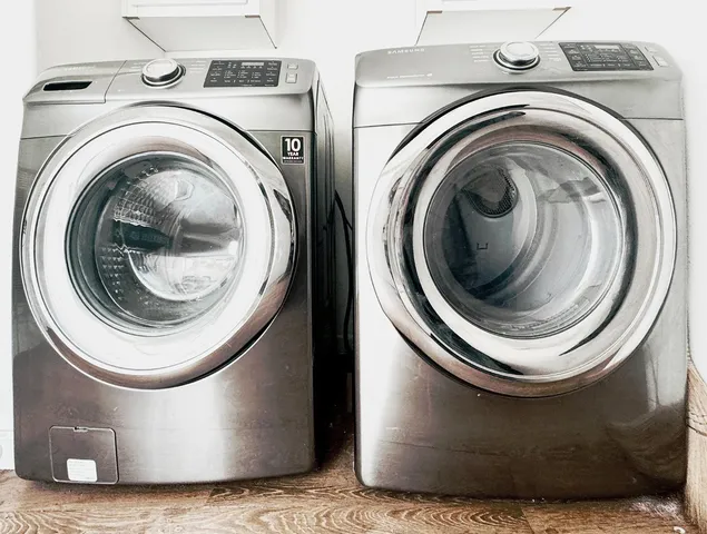 a close up view of a washer and dryer