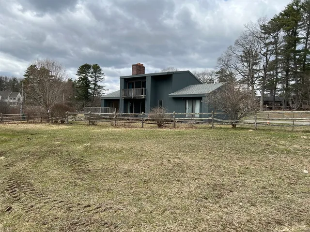a view of a house with backyard