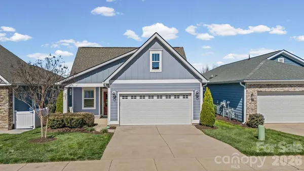 a view of backyard of the house