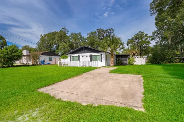 a view of house with a yard