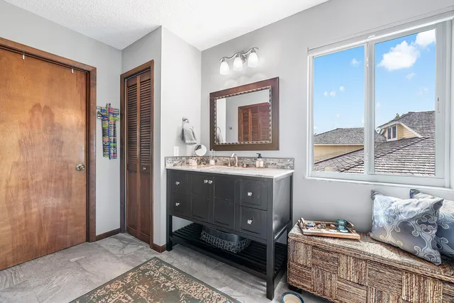a view of a livingroom with furniture and a ceiling fan
