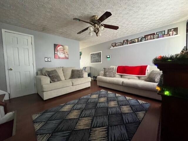 3102 Lewis Road Columbus, OH 43207 - Photo 3 of 35 Living room