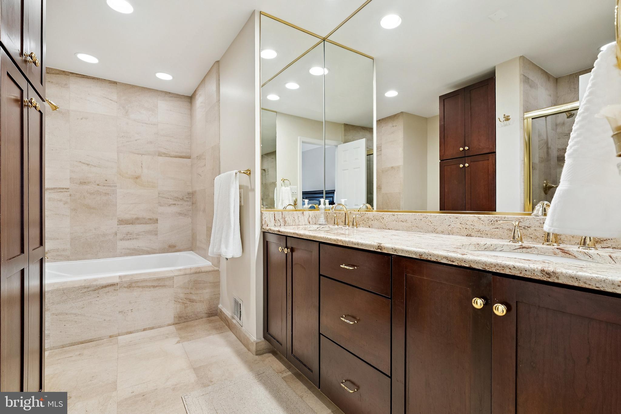 7810 Ashley Glen Road Annandale, VA 22003 - Photo 15 of 33 a bathroom with a tub sink double and mirror