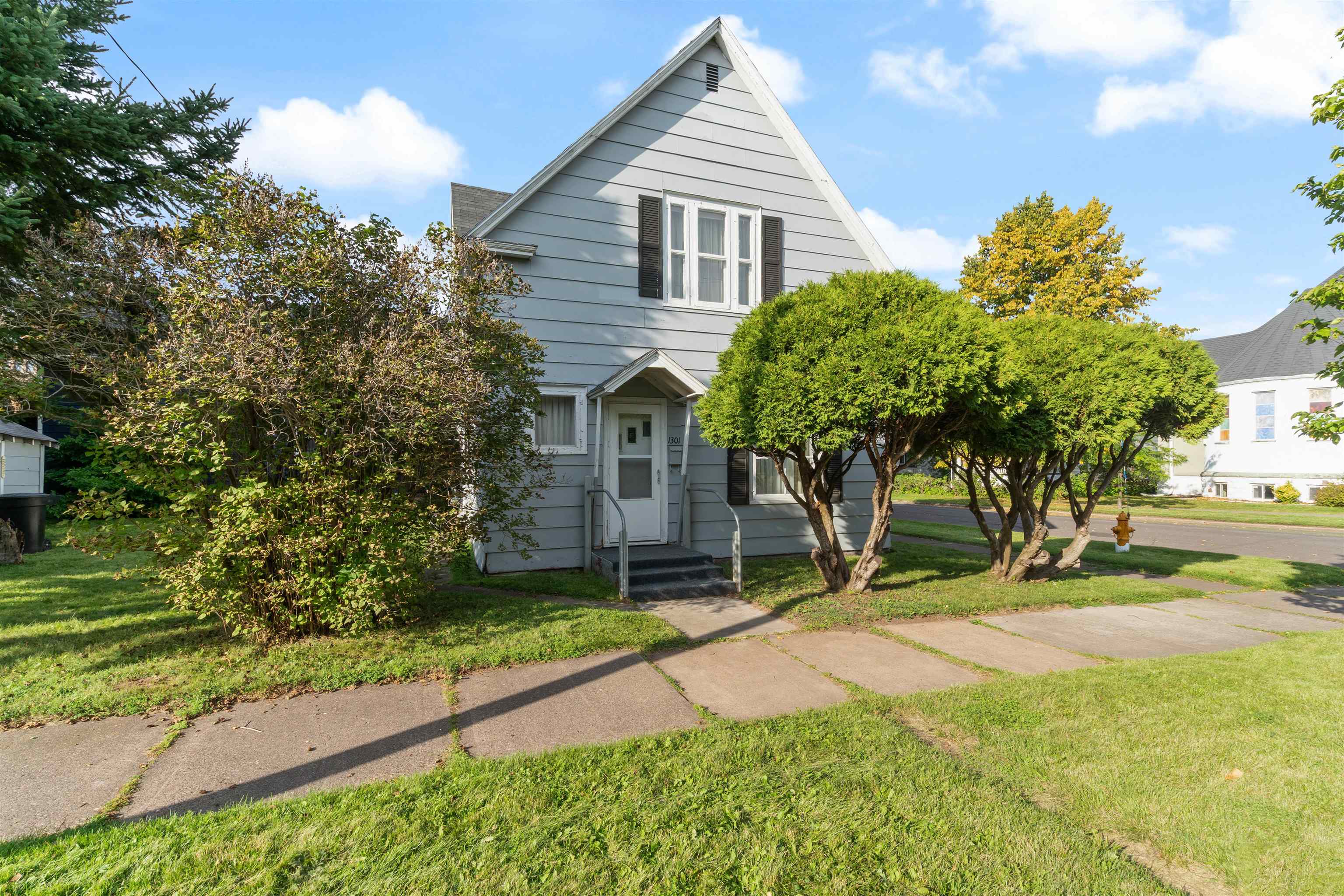 1301 North 11th Street Superior, WI 54880 - Photo 1 of 21 View of front facade featuring a front yard