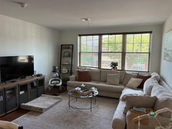 $4,000 | 425 New York Avenue, Huntington, NY 11743