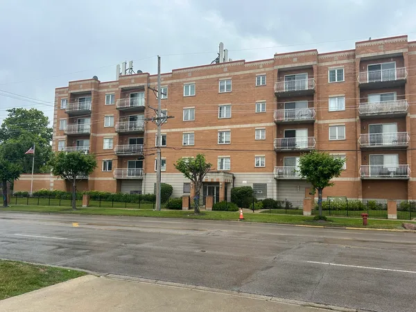 $219,900 | 4534 North Cumberland Avenue, Unit 401, Chicago, IL 60656
