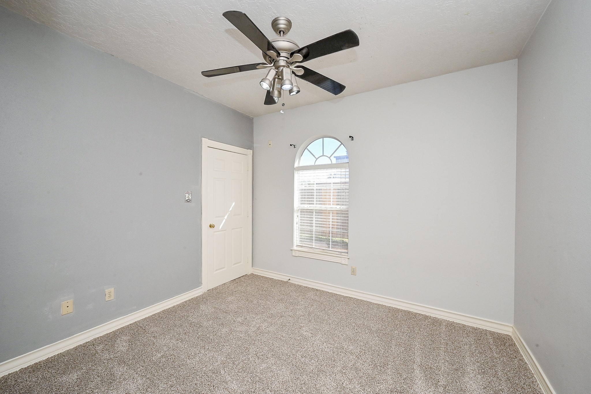 26824 Victory Lane Spring, TX 77386 - Photo 17 of 27 an empty room with windows and ceiling fan