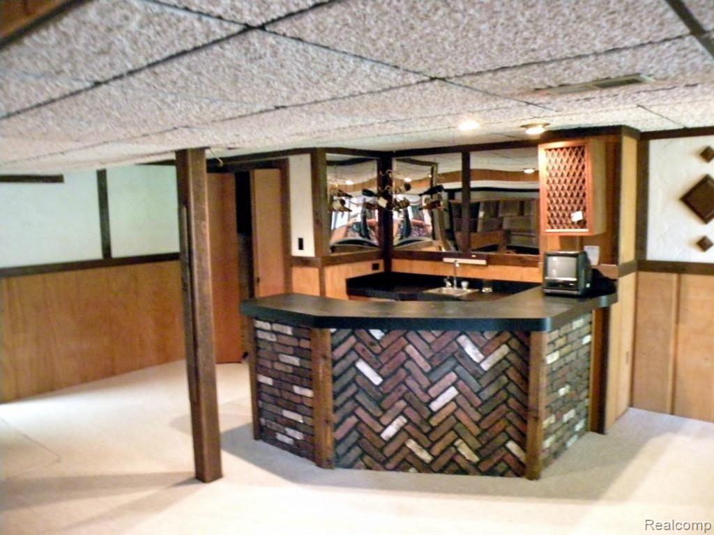 919 Golfview Court Rochester, MI 48307 - Photo 25 of 32 Lower Level Bar